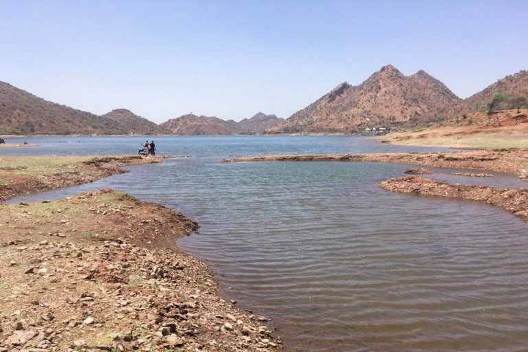 Badi-Lake-In-Udaipur-–-A-Complete-Guide-To-Visiting-0-768x512
